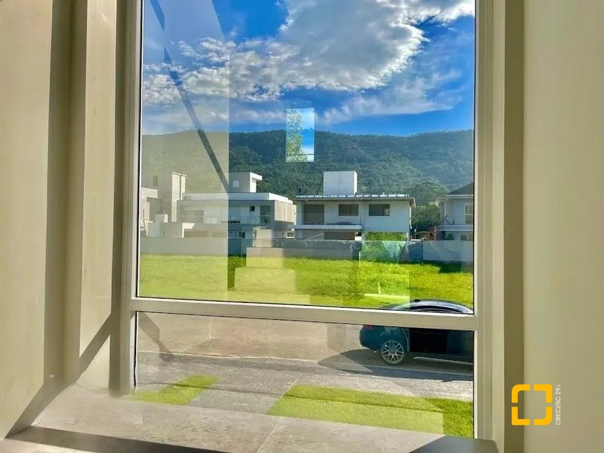 Casa de Condomínio com 266m², 4 quartos (sendo 3 suítes), 2 garagens, no bairro Ratones em Florianópolis
