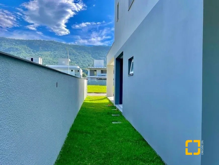 Casa de Condomínio com 266m², 4 quartos (sendo 3 suítes), 2 garagens, no bairro Ratones em Florianópolis