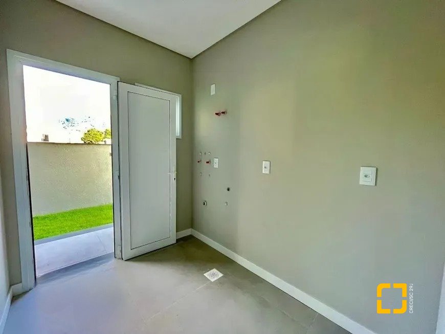 Casa de Condomínio com 266m², 4 quartos (sendo 3 suítes), 2 garagens, no bairro Ratones em Florianópolis
