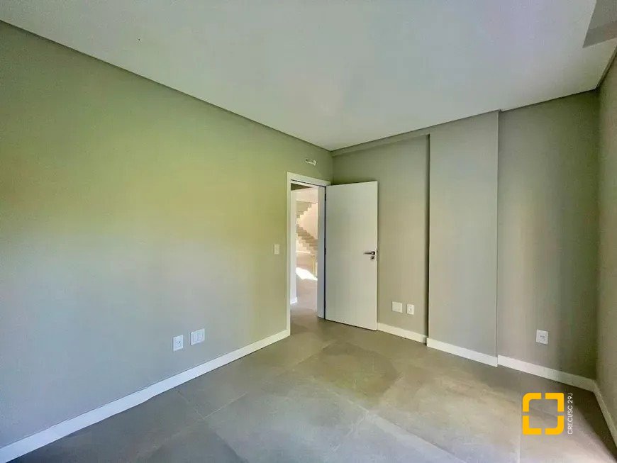 Casa de Condomínio com 266m², 4 quartos (sendo 3 suítes), 2 garagens, no bairro Ratones em Florianópolis
