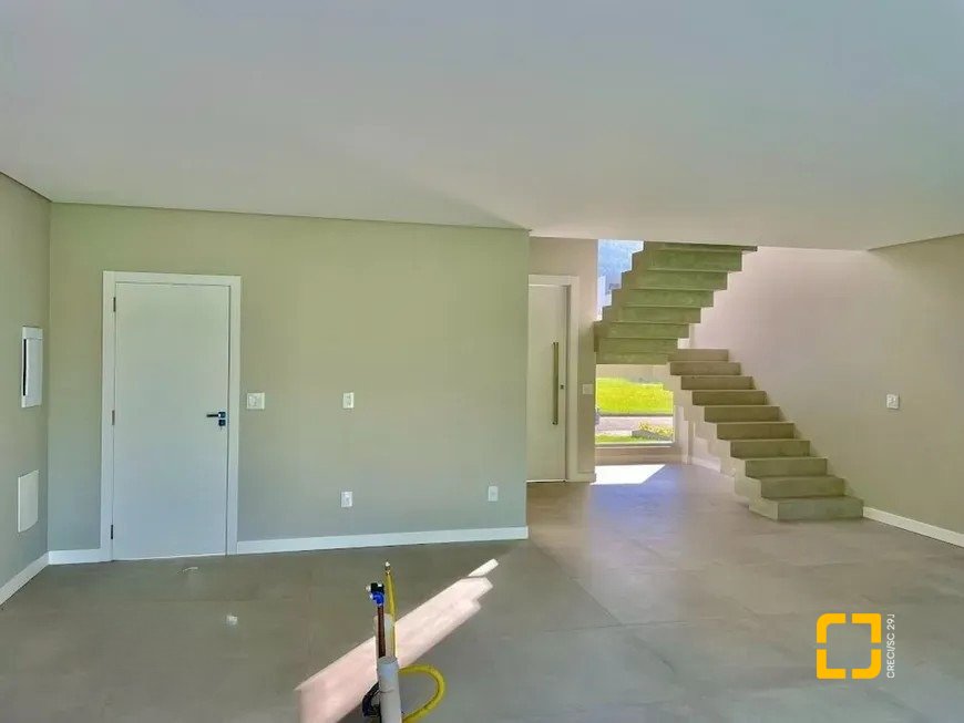 Casa de Condomínio com 266m², 4 quartos (sendo 3 suítes), 2 garagens, no bairro Ratones em Florianópolis