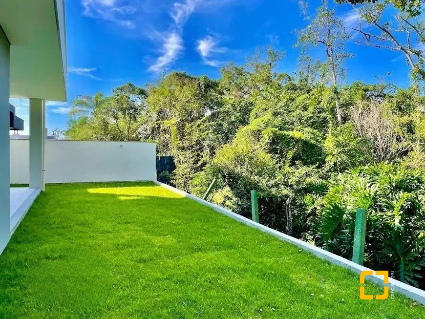 Casa de Condomínio com 266m², 4 quartos (sendo 3 suítes), 2 garagens, no bairro Ratones em Florianópolis