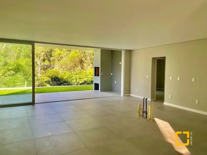 Casa de Condomínio com 266m², 4 quartos (sendo 3 suítes), 2 garagens, no bairro Ratones em Florianópolis