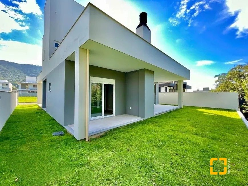 Casa de Condomínio com 266m², 4 quartos (sendo 3 suítes), 2 garagens, no bairro Ratones em Florianópolis
