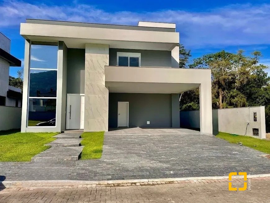 Casa de Condomínio com 266m², 4 quartos (sendo 3 suítes), 2 garagens, no bairro Ratones em Florianópolis