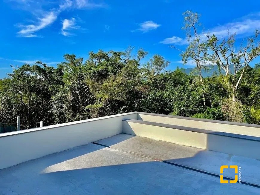 Casa de Condomínio com 266m², 4 quartos (sendo 3 suítes), 2 garagens, no bairro Ratones em Florianópolis