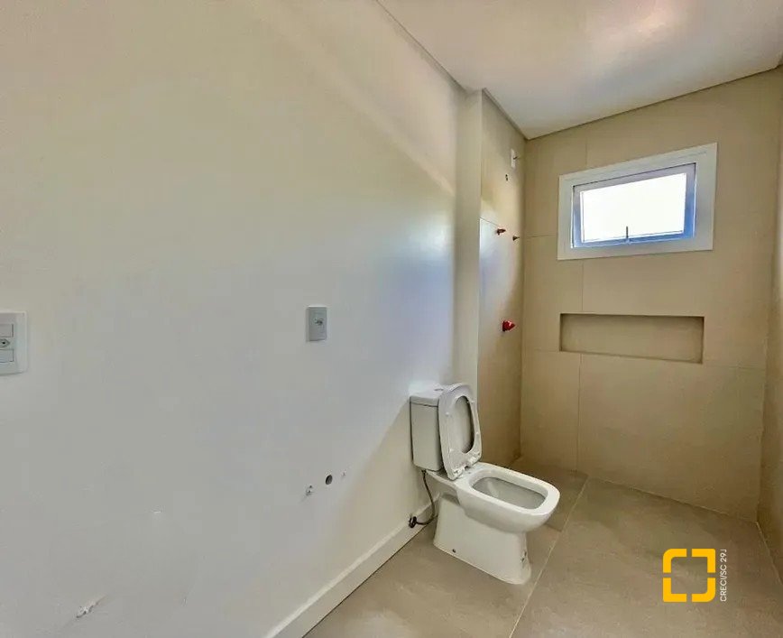 Casa de Condomínio com 266m², 4 quartos (sendo 3 suítes), 2 garagens, no bairro Ratones em Florianópolis