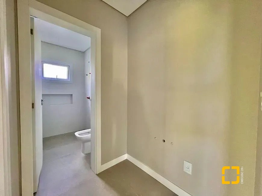 Casa de Condomínio com 266m², 4 quartos (sendo 3 suítes), 2 garagens, no bairro Ratones em Florianópolis