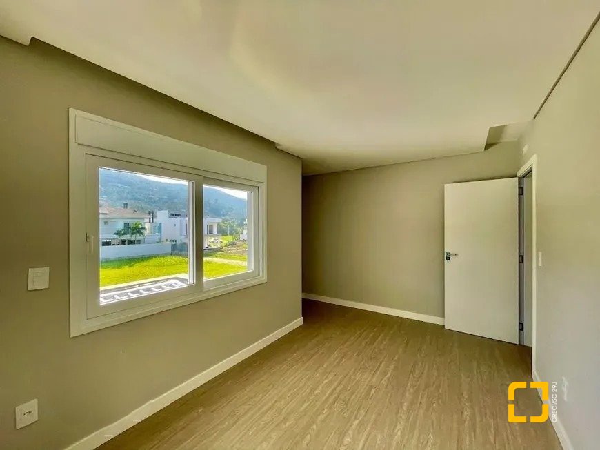 Casa de Condomínio com 266m², 4 quartos (sendo 3 suítes), 2 garagens, no bairro Ratones em Florianópolis
