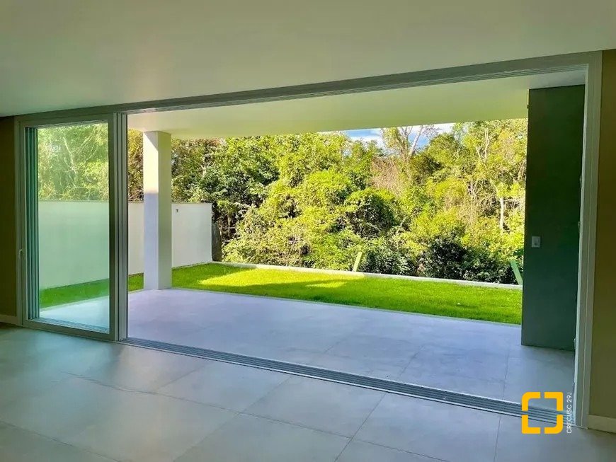 Casa de Condomínio com 266m², 4 quartos (sendo 3 suítes), 2 garagens, no bairro Ratones em Florianópolis