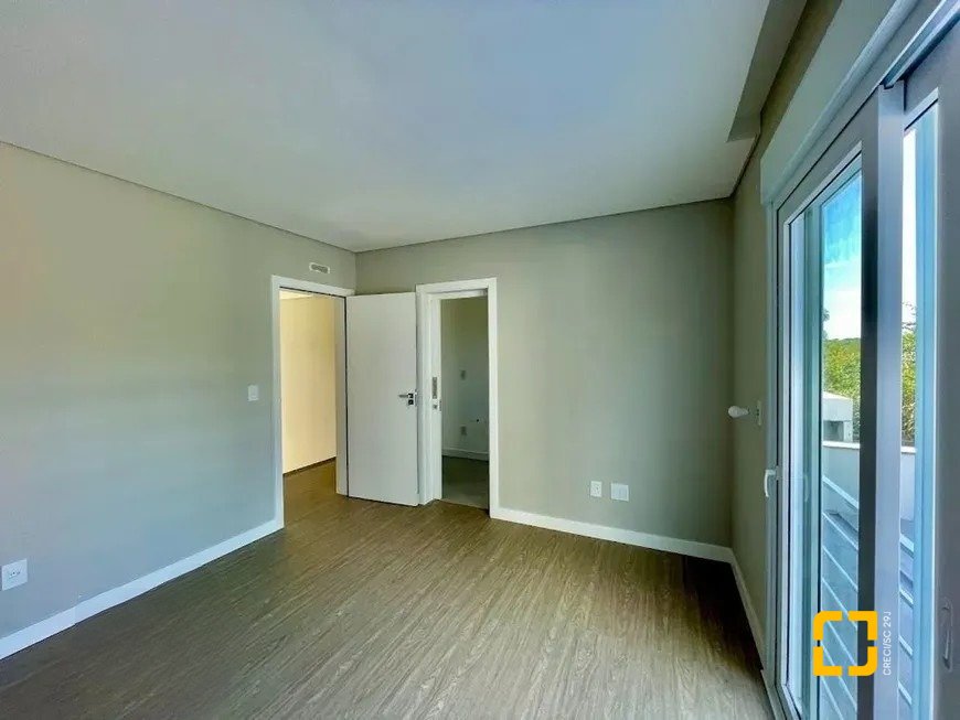 Casa de Condomínio com 266m², 4 quartos (sendo 3 suítes), 2 garagens, no bairro Ratones em Florianópolis