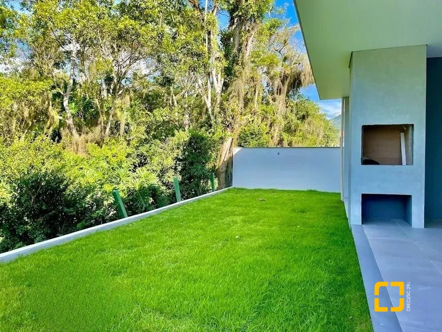 Casa de Condomínio com 266m², 4 quartos (sendo 3 suítes), 2 garagens, no bairro Ratones em Florianópolis