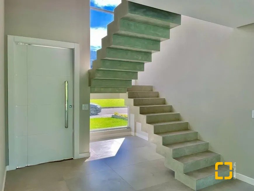 Casa de Condomínio com 266m², 4 quartos (sendo 3 suítes), 2 garagens, no bairro Ratones em Florianópolis