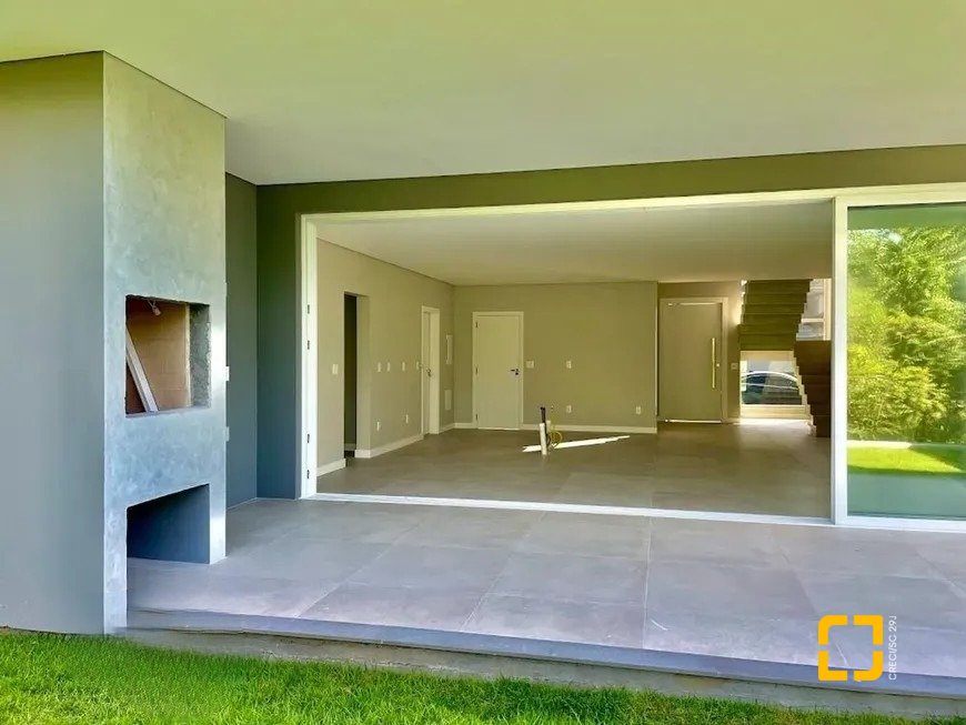 Casa de Condomínio com 266m², 4 quartos (sendo 3 suítes), 2 garagens, no bairro Ratones em Florianópolis