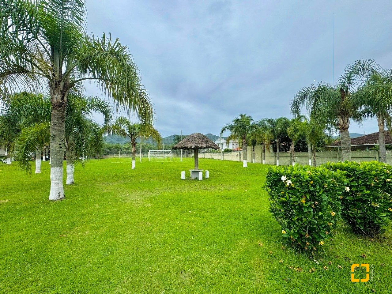 Casa de Condomínio com 380m², 4 quartos (sendo 1 suíte), 2 garagens, no bairro Cacupé em Florianópolis