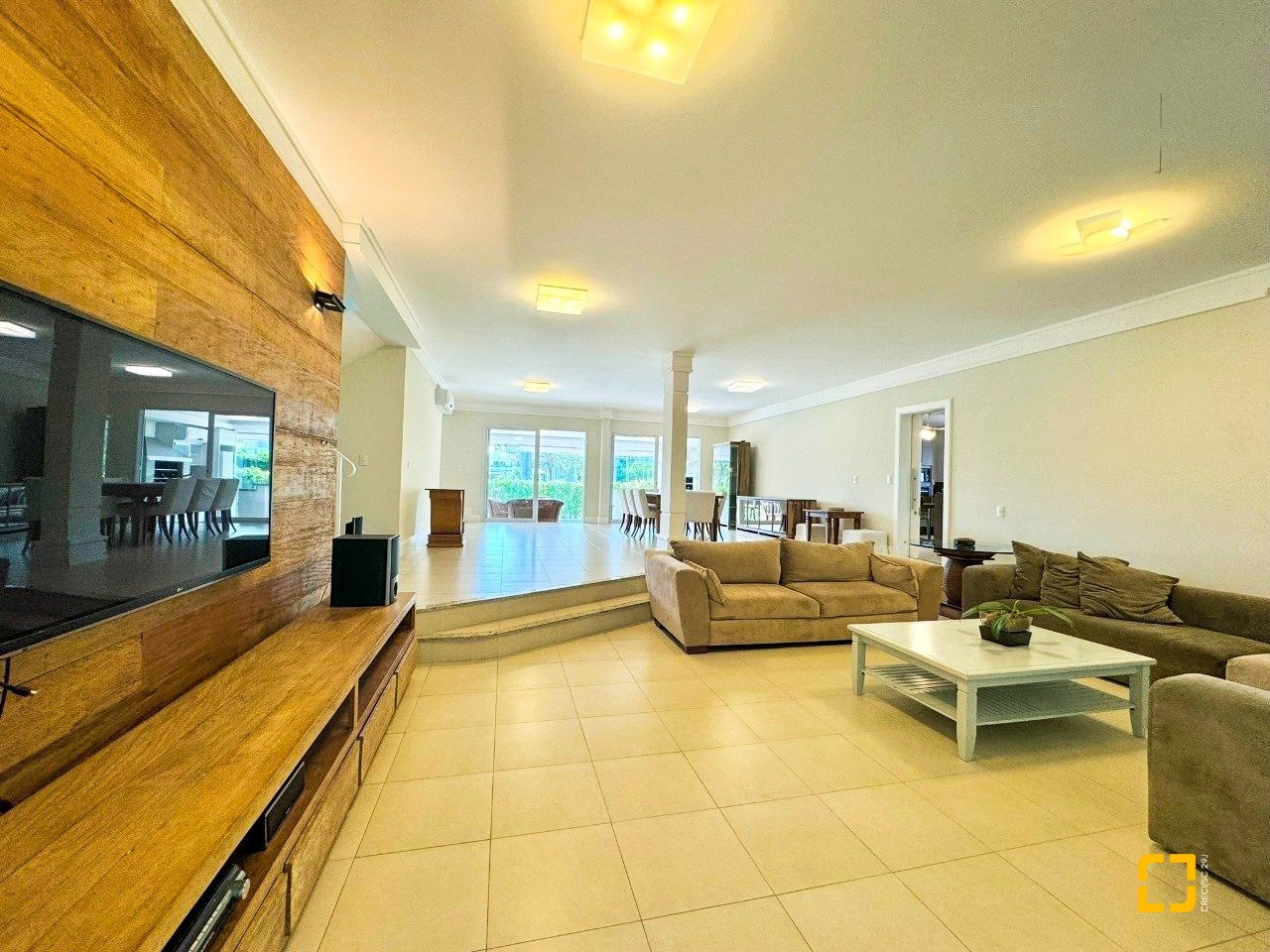 Casa de Condomínio com 380m², 4 quartos (sendo 1 suíte), 2 garagens, no bairro Cacupé em Florianópolis
