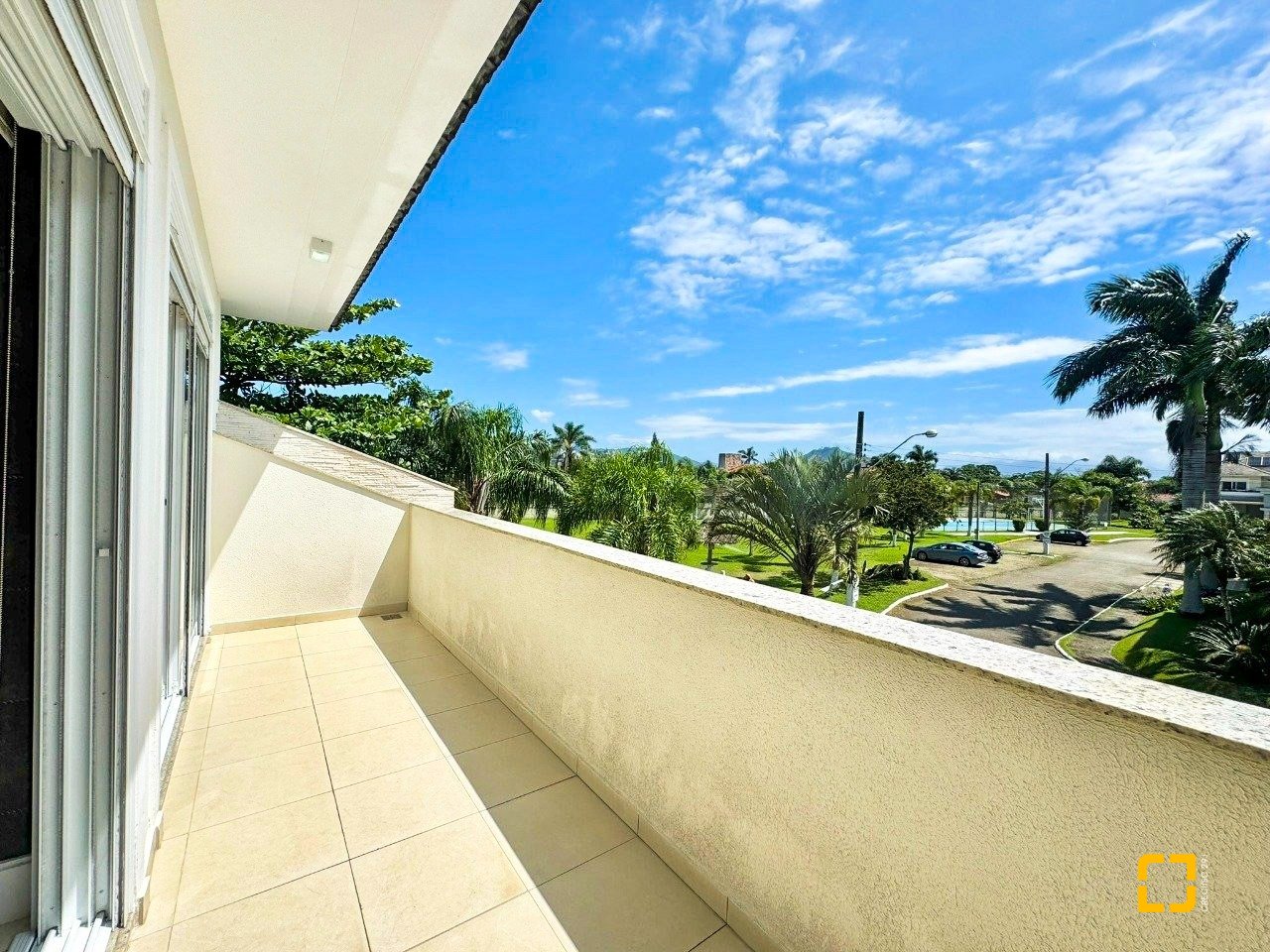Casa de Condomínio com 380m², 4 quartos (sendo 1 suíte), 2 garagens, no bairro Cacupé em Florianópolis