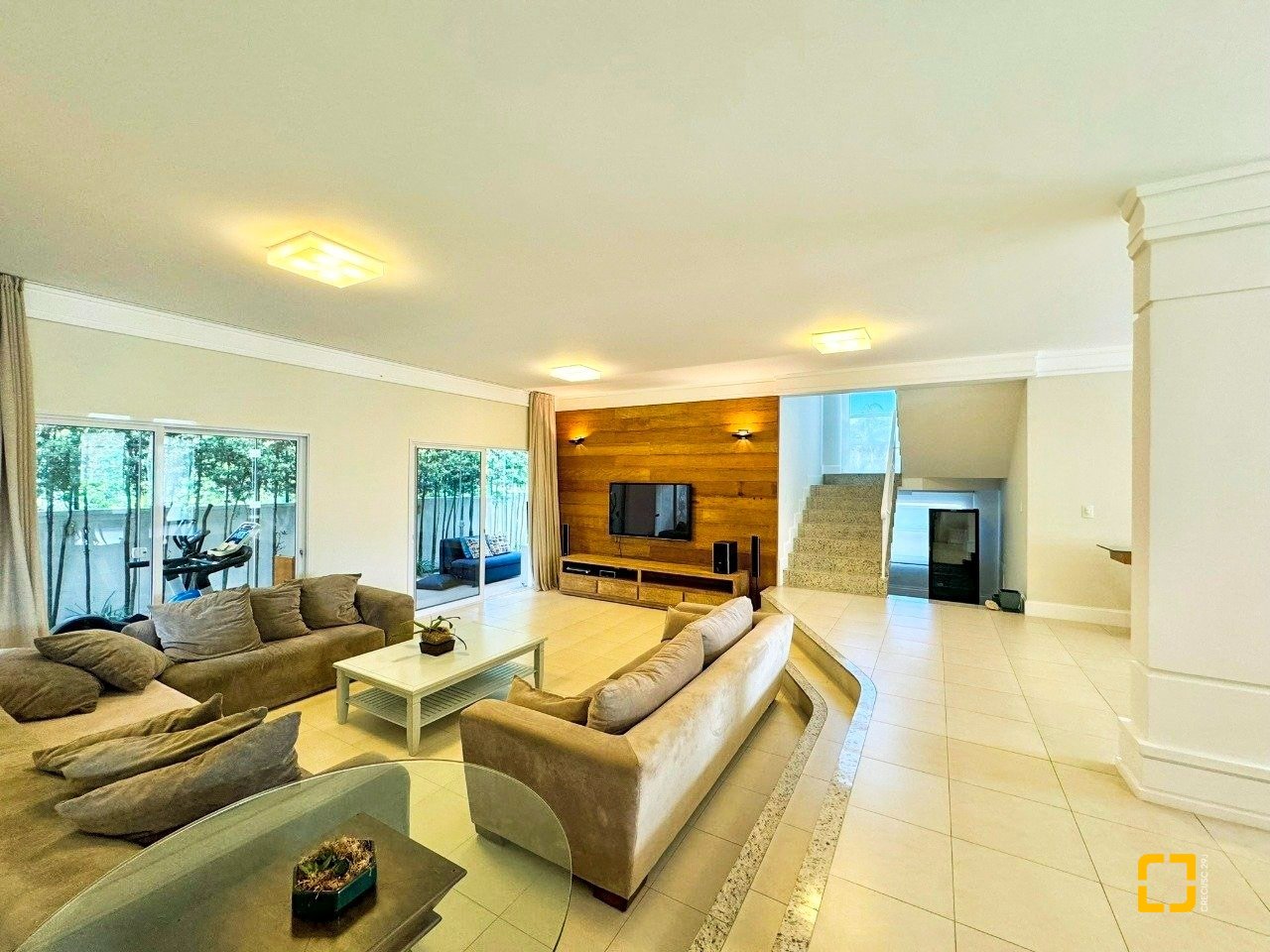 Casa de Condomínio com 380m², 4 quartos (sendo 1 suíte), 2 garagens, no bairro Cacupé em Florianópolis