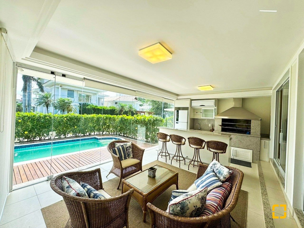 Casa de Condomínio com 380m², 4 quartos (sendo 1 suíte), 2 garagens, no bairro Cacupé em Florianópolis
