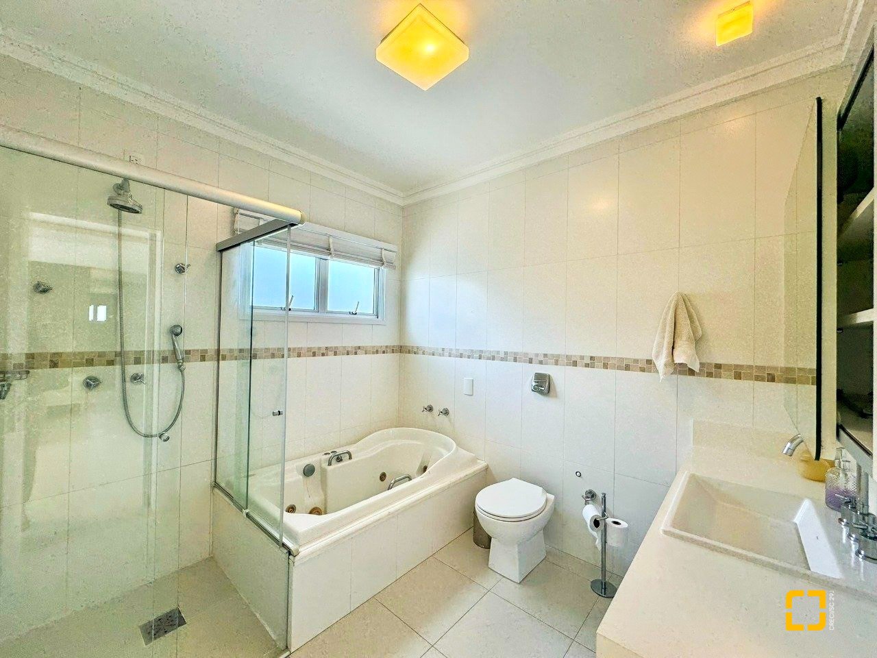 Casa de Condomínio com 380m², 4 quartos (sendo 1 suíte), 2 garagens, no bairro Cacupé em Florianópolis