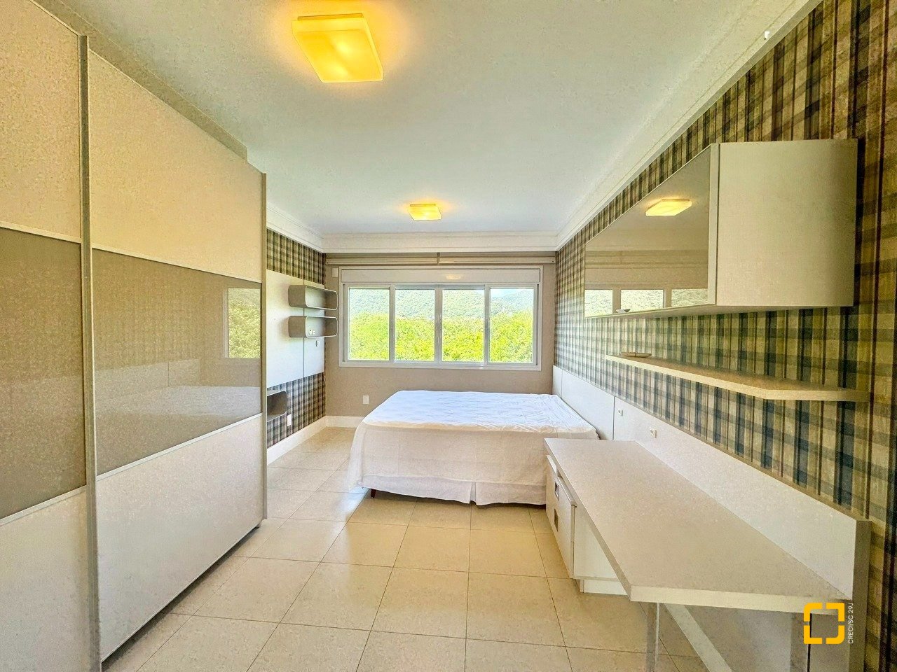 Casa de Condomínio com 380m², 4 quartos (sendo 1 suíte), 2 garagens, no bairro Cacupé em Florianópolis
