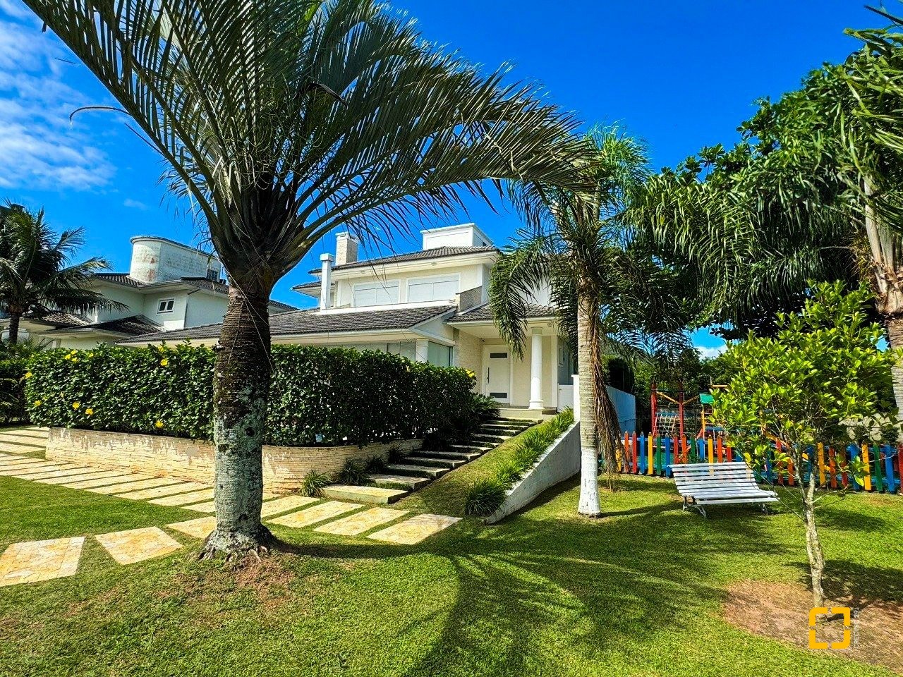 Casa de Condomínio com 380m², 4 quartos (sendo 1 suíte), 2 garagens, no bairro Cacupé em Florianópolis