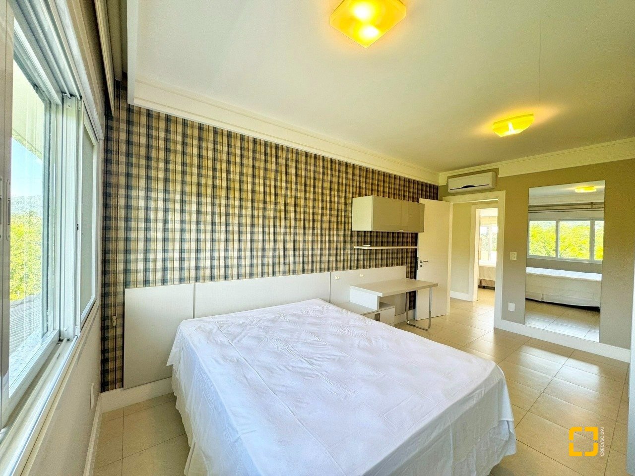 Casa de Condomínio com 380m², 4 quartos (sendo 1 suíte), 2 garagens, no bairro Cacupé em Florianópolis