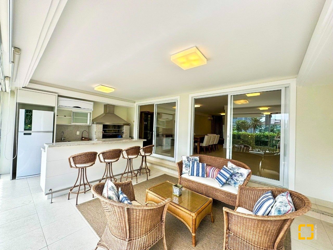Casa de Condomínio com 380m², 4 quartos (sendo 1 suíte), 2 garagens, no bairro Cacupé em Florianópolis