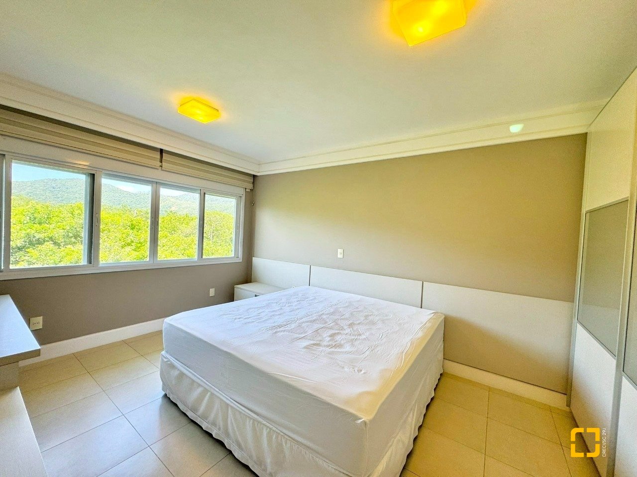 Casa de Condomínio com 380m², 4 quartos (sendo 1 suíte), 2 garagens, no bairro Cacupé em Florianópolis