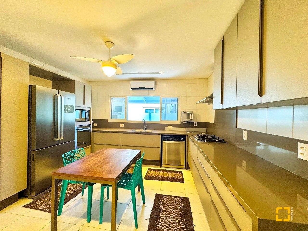 Casa de Condomínio com 380m², 4 quartos (sendo 1 suíte), 2 garagens, no bairro Cacupé em Florianópolis