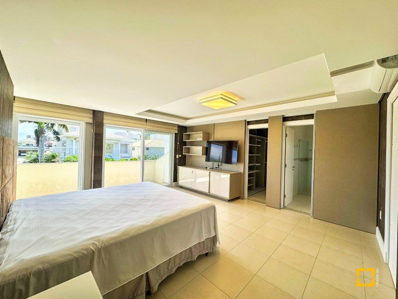 Casa de Condomínio com 380m², 4 quartos (sendo 1 suíte), 2 garagens, no bairro Cacupé em Florianópolis