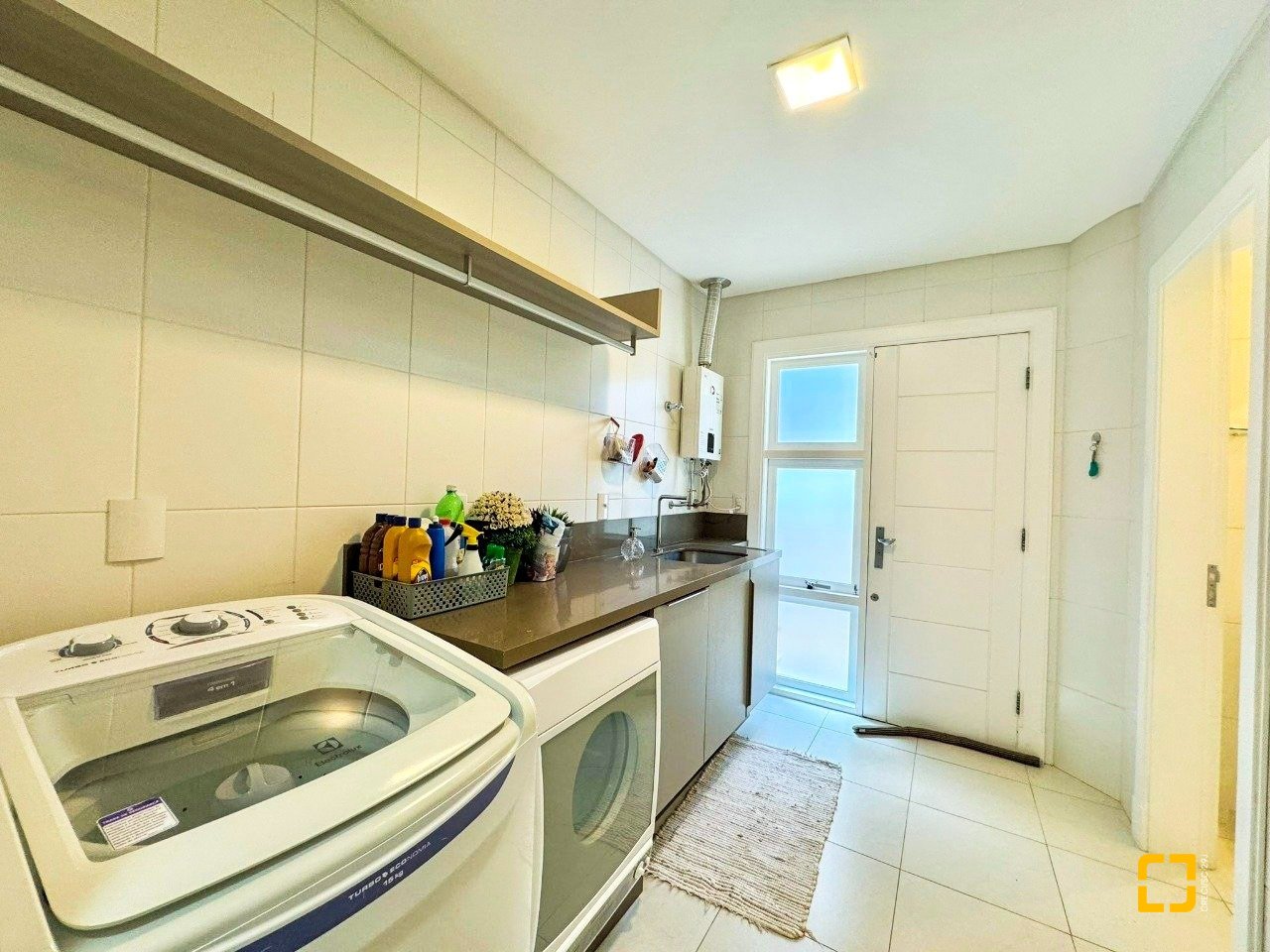Casa de Condomínio com 380m², 4 quartos (sendo 1 suíte), 2 garagens, no bairro Cacupé em Florianópolis