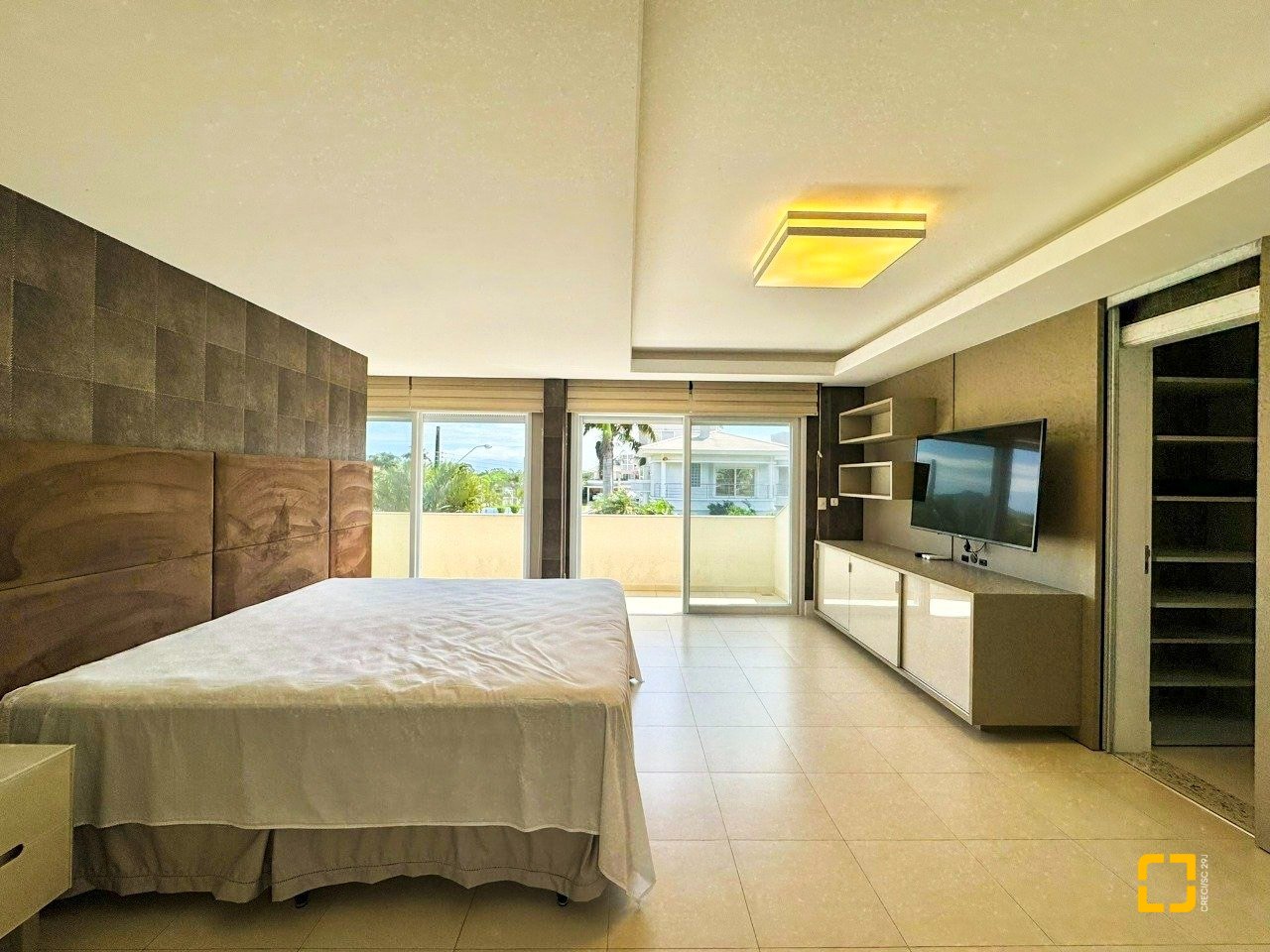 Casa de Condomínio com 380m², 4 quartos (sendo 1 suíte), 2 garagens, no bairro Cacupé em Florianópolis