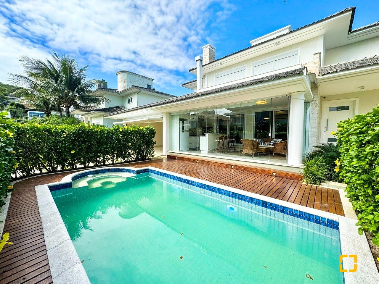 Casa de Condomínio com 380m², 4 quartos (sendo 1 suíte), 2 garagens, no bairro Cacupé em Florianópolis
