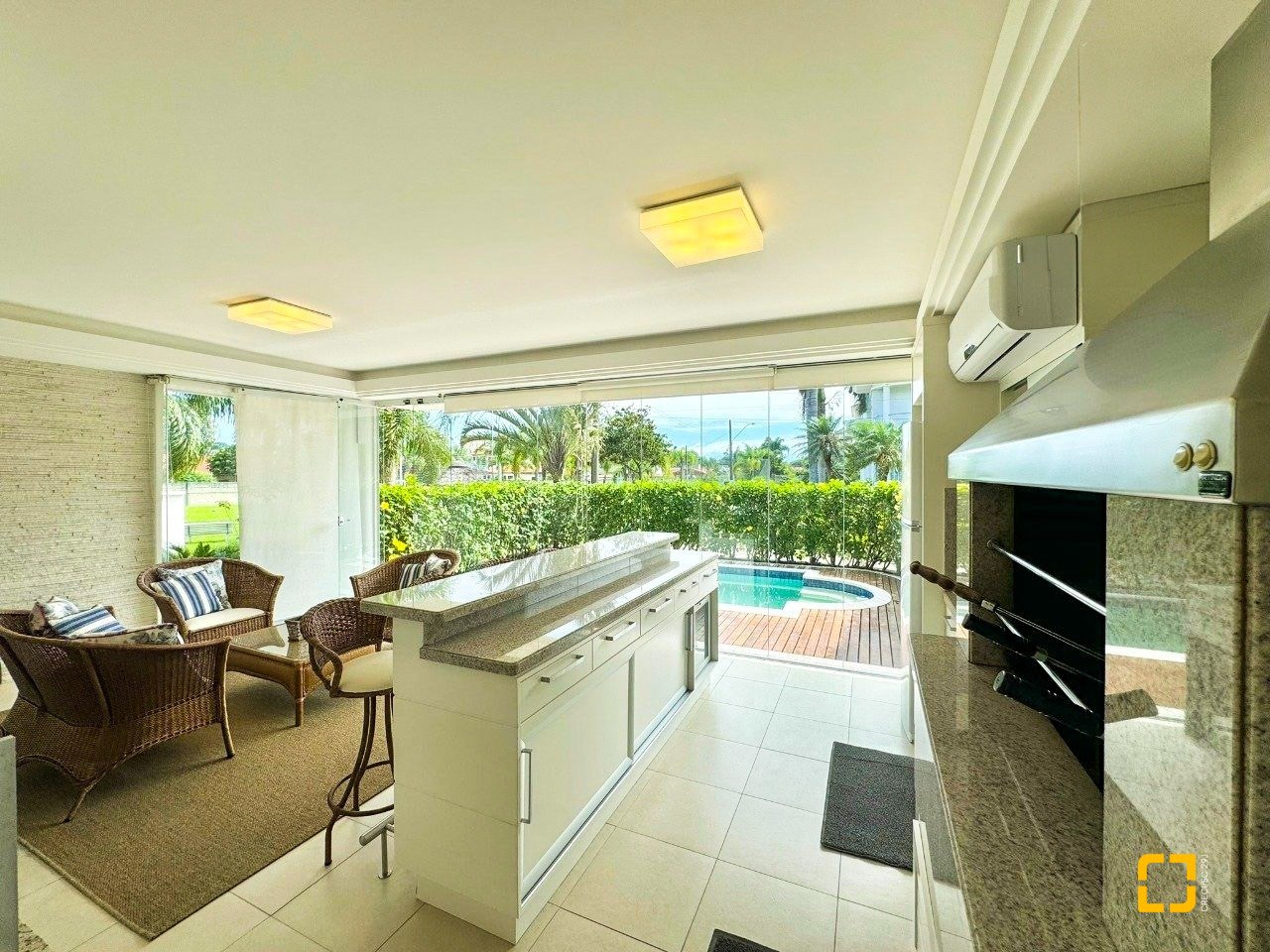 Casa de Condomínio com 380m², 4 quartos (sendo 1 suíte), 2 garagens, no bairro Cacupé em Florianópolis