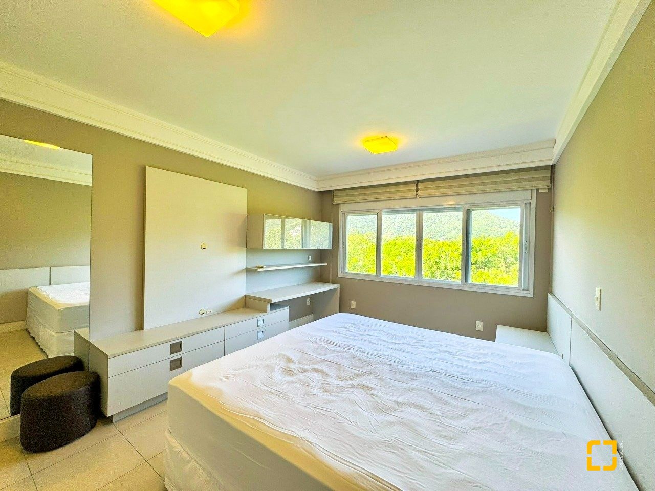 Casa de Condomínio com 380m², 4 quartos (sendo 1 suíte), 2 garagens, no bairro Cacupé em Florianópolis