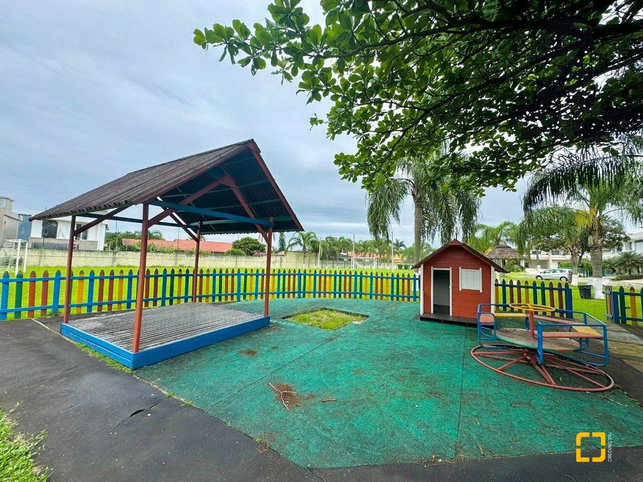 Casa de Condomínio com 380m², 4 quartos (sendo 1 suíte), 2 garagens, no bairro Cacupé em Florianópolis