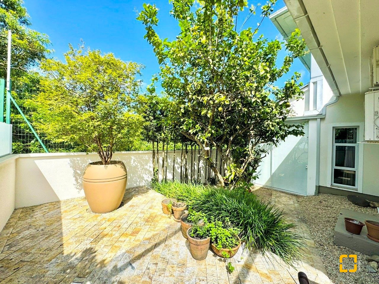 Casa de Condomínio com 380m², 4 quartos (sendo 1 suíte), 2 garagens, no bairro Cacupé em Florianópolis