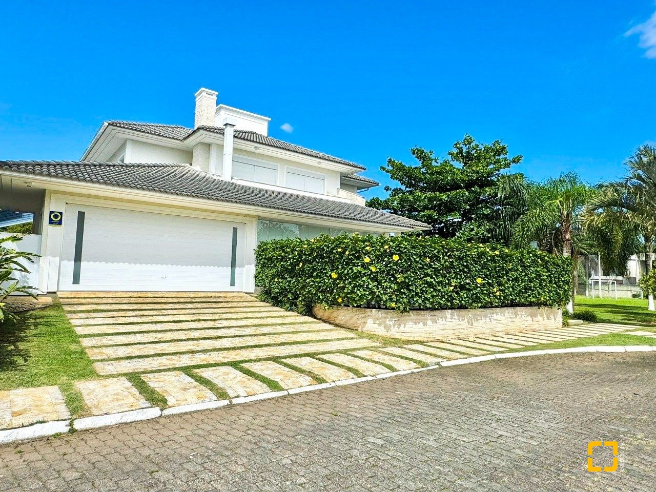 Casa de Condomínio com 380m², 4 quartos (sendo 1 suíte), 2 garagens, no bairro Cacupé em Florianópolis