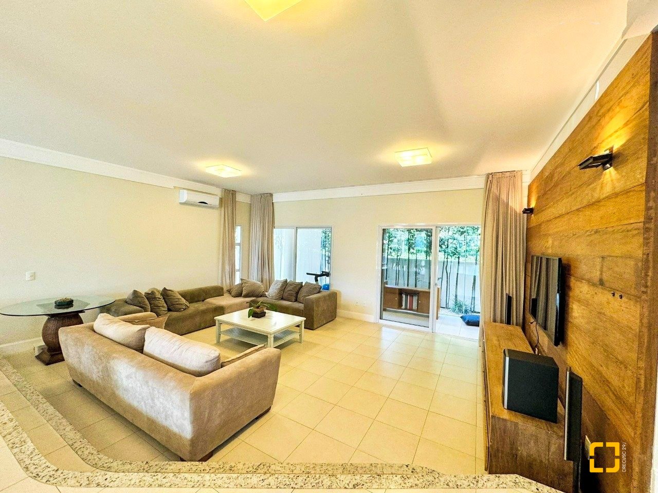 Casa de Condomínio com 380m², 4 quartos (sendo 1 suíte), 2 garagens, no bairro Cacupé em Florianópolis