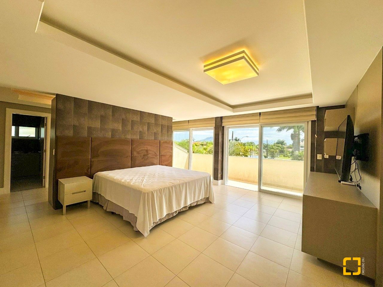Casa de Condomínio com 380m², 4 quartos (sendo 1 suíte), 2 garagens, no bairro Cacupé em Florianópolis