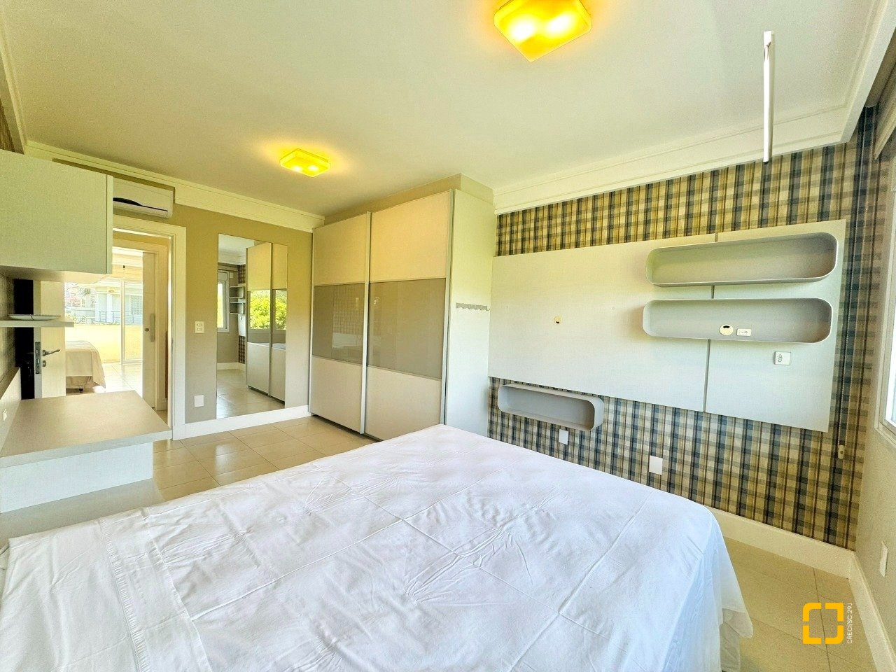 Casa de Condomínio com 380m², 4 quartos (sendo 1 suíte), 2 garagens, no bairro Cacupé em Florianópolis