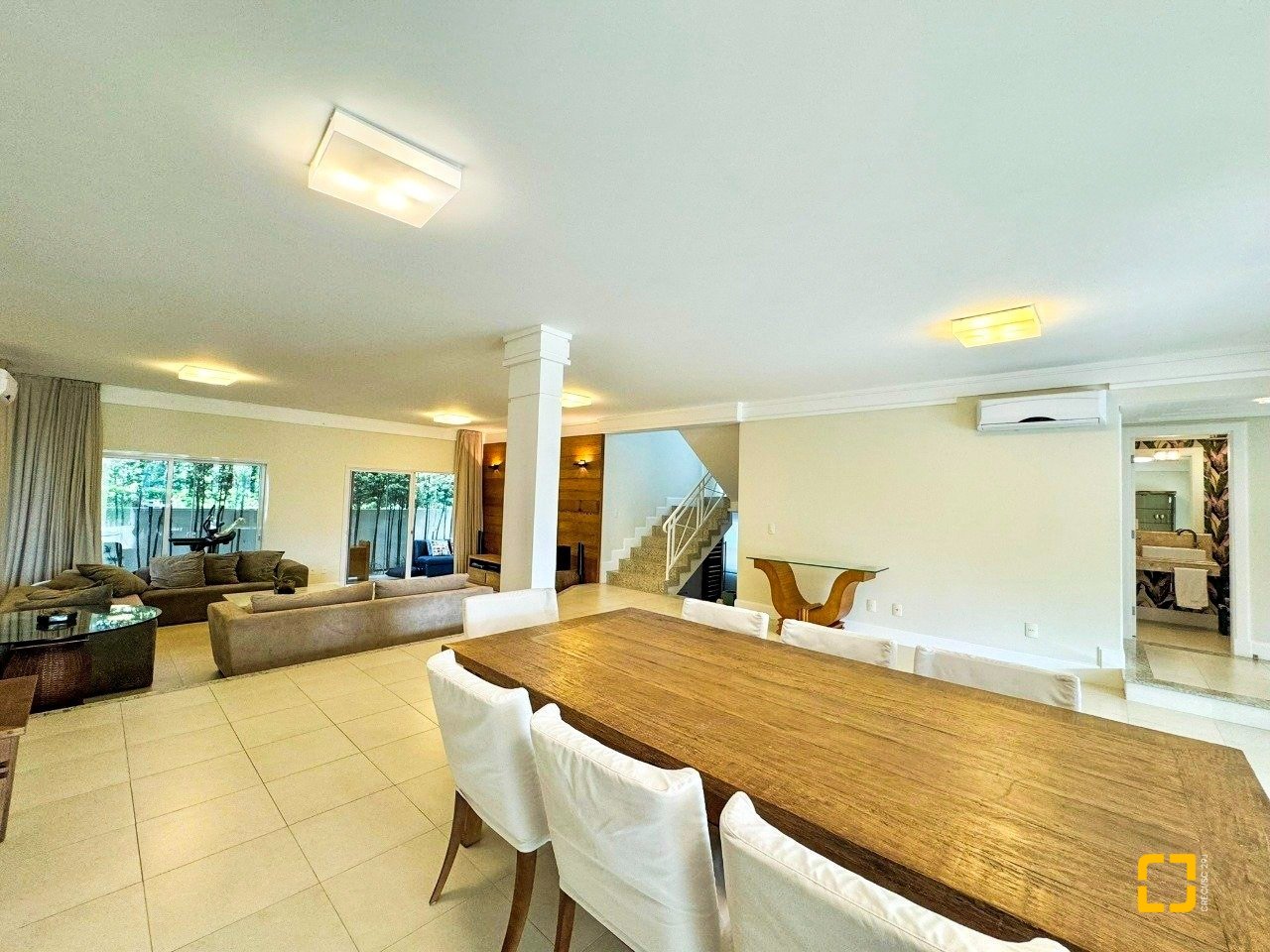 Casa de Condomínio com 380m², 4 quartos (sendo 1 suíte), 2 garagens, no bairro Cacupé em Florianópolis