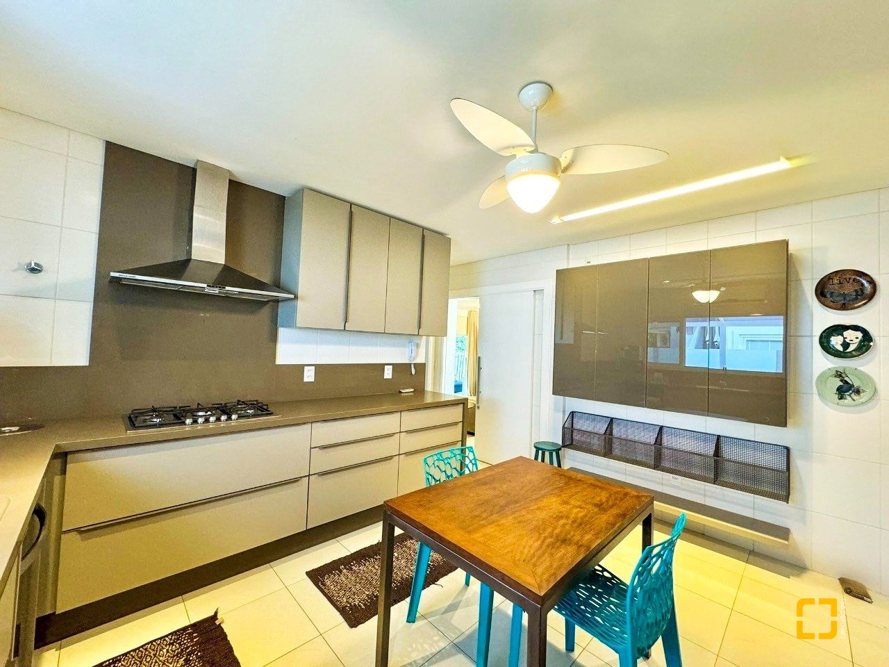 Casa de Condomínio com 380m², 4 quartos (sendo 1 suíte), 2 garagens, no bairro Cacupé em Florianópolis