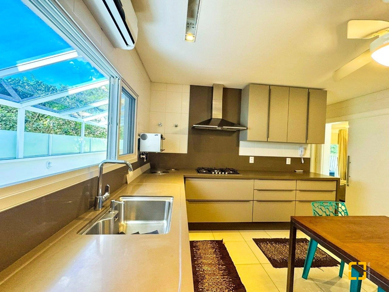 Casa de Condomínio com 380m², 4 quartos (sendo 1 suíte), 2 garagens, no bairro Cacupé em Florianópolis