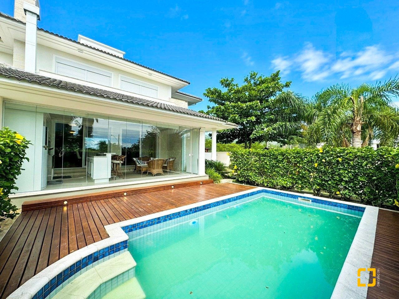 Casa de Condomínio com 380m², 4 quartos (sendo 1 suíte), 2 garagens, no bairro Cacupé em Florianópolis