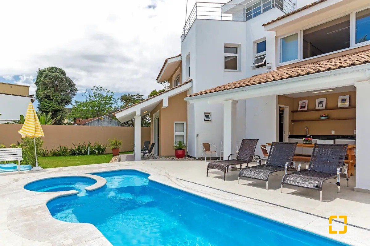 Casa com 222m², 4 quartos (sendo 2 suítes), 2 garagens, no bairro Daniela em Florianópolis