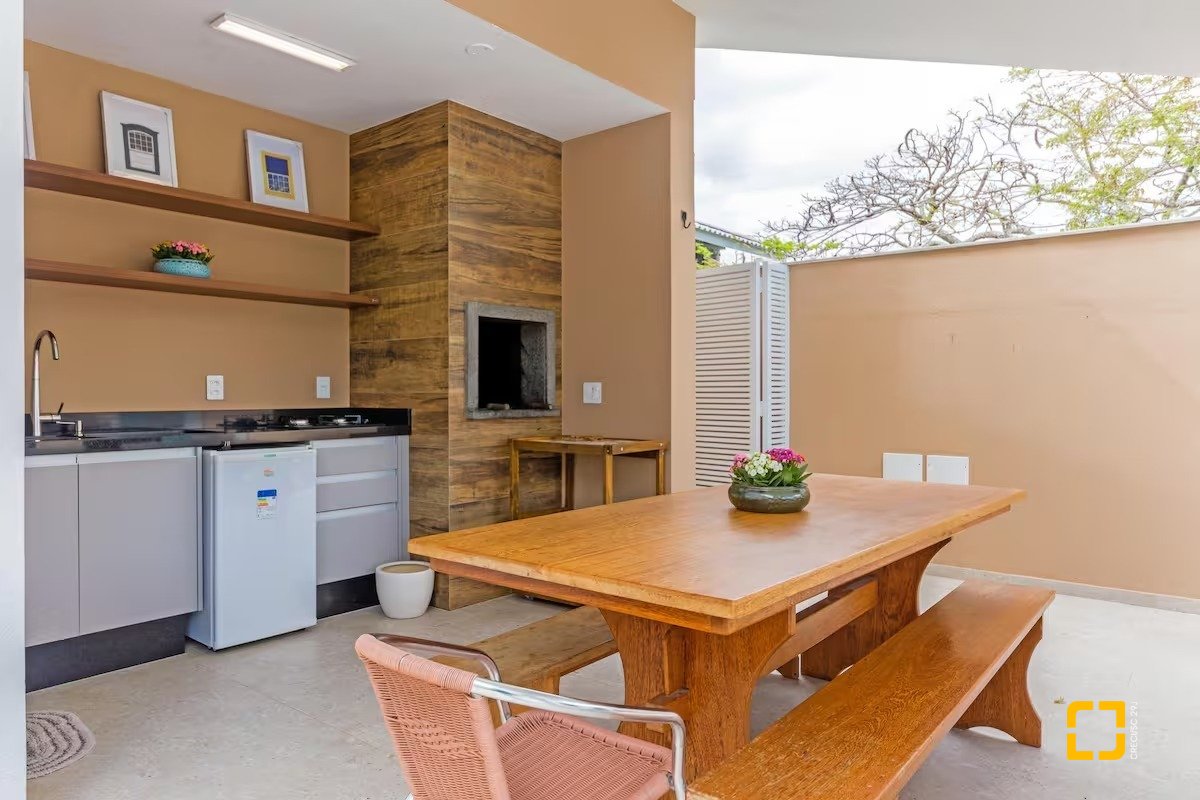 Casa com 222m², 4 quartos (sendo 2 suítes), 2 garagens, no bairro Daniela em Florianópolis