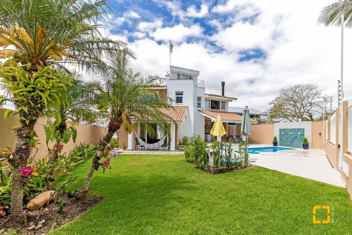 Casa com 222m², 4 quartos (sendo 2 suítes), 2 garagens, no bairro Daniela em Florianópolis