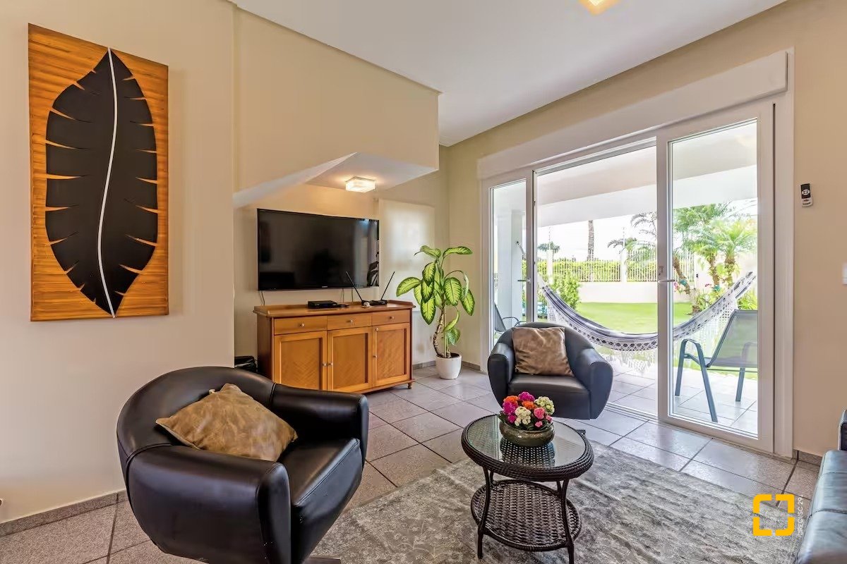Casa com 222m², 4 quartos (sendo 2 suítes), 2 garagens, no bairro Daniela em Florianópolis
